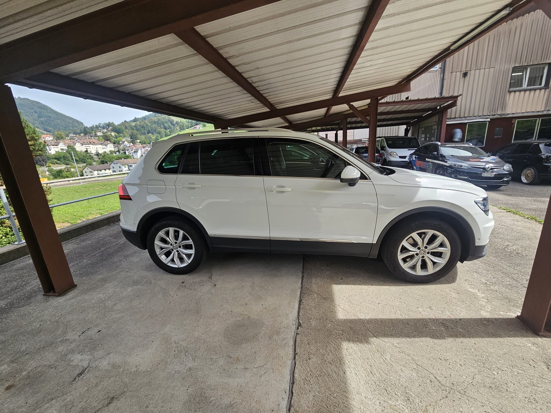 VW Tiguan 2.0 TDI SCR Highline 4Motion DSG-image-2