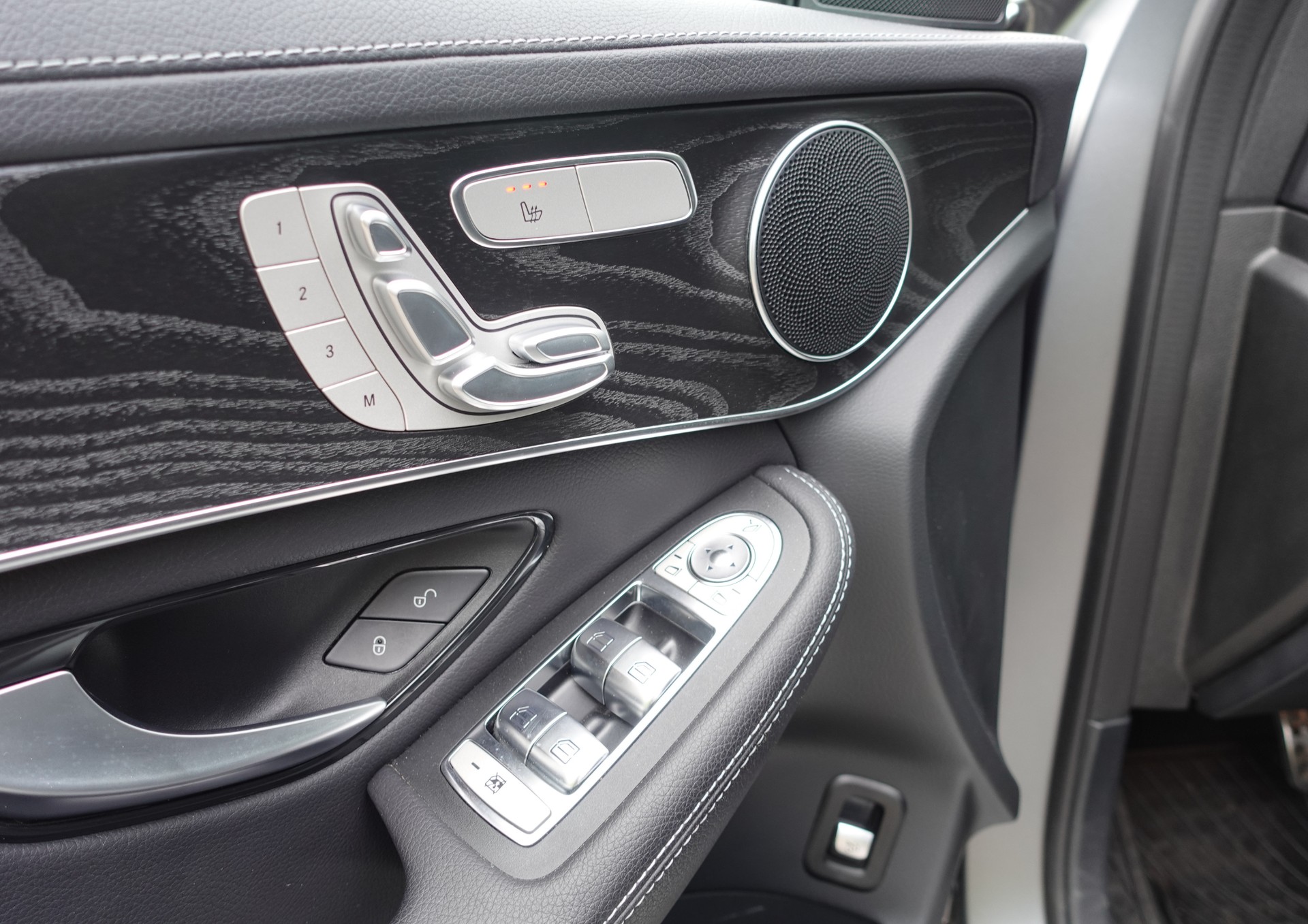MERCEDES-BENZ GLC 200 AMG Line 4m-image-16
