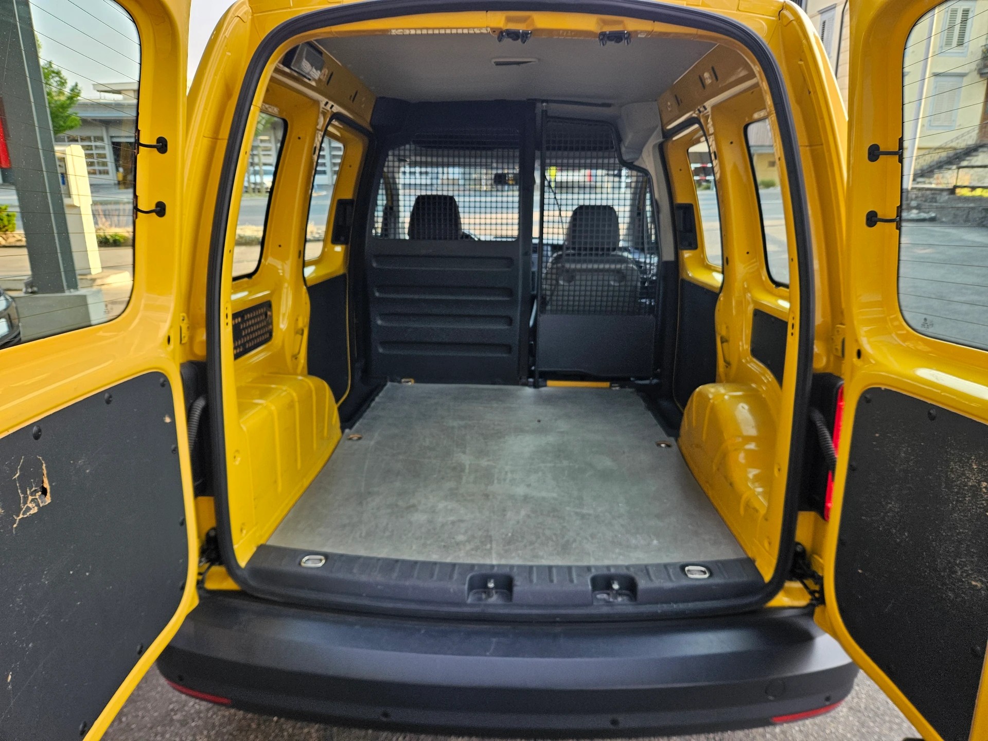 VW Caddy 2.0TDI 4Motion BlueMotion Technology-image-9