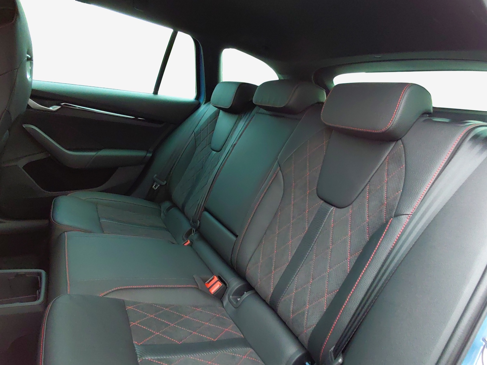 SKODA Octavia Combi 2.0 TSI DSG RS 30 Years Edition-image-11