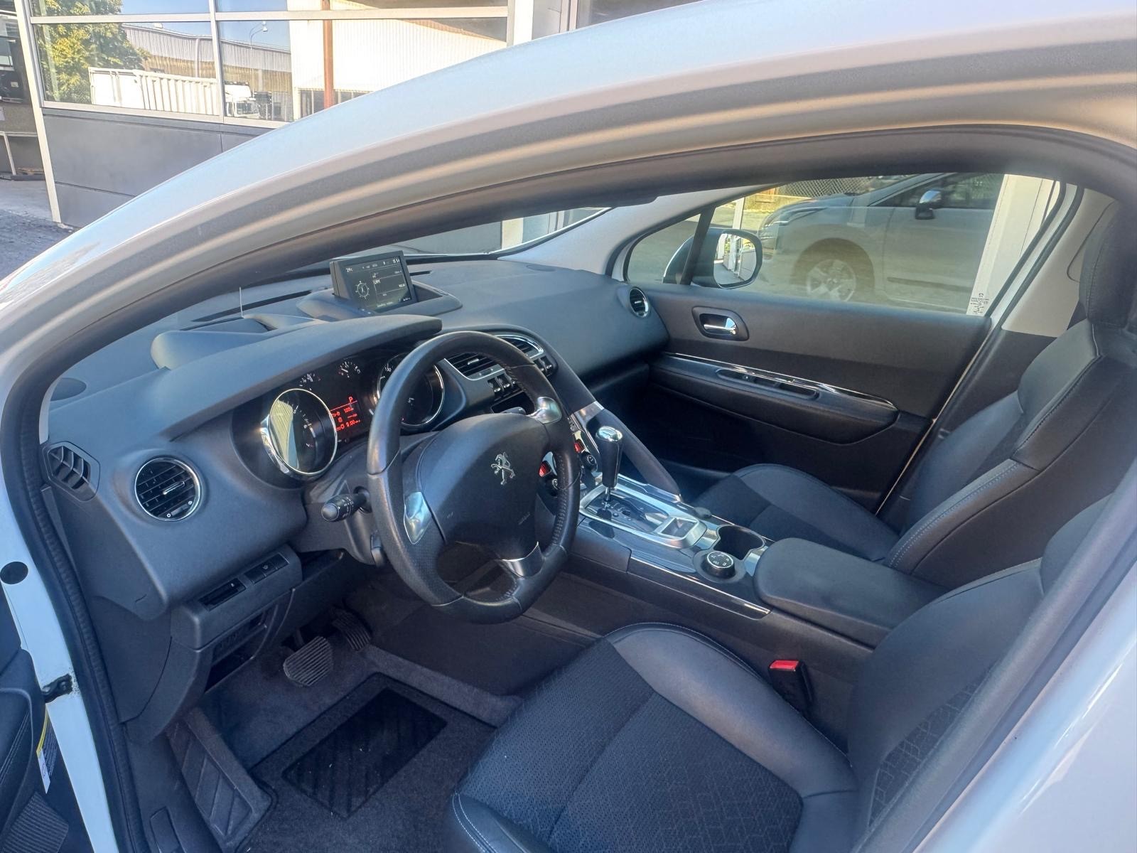 PEUGEOT 3008 1.6 1THP Allure Tiptronic-image-3