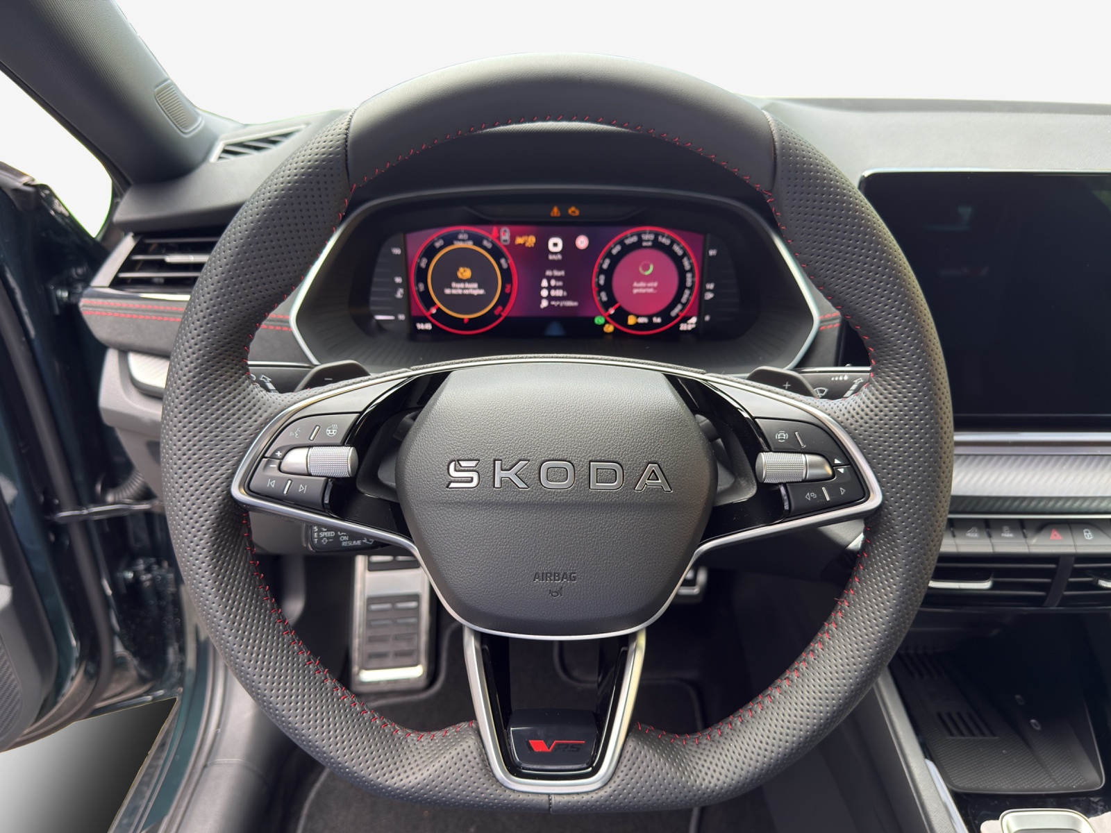SKODA Octavia Combi 2.0 TSI DSG RS 30 Years Edition-image-9