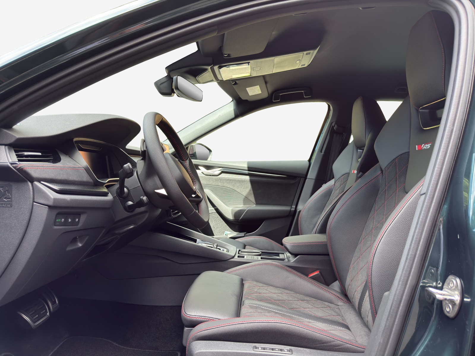 SKODA Octavia Combi 2.0 TSI DSG RS 30 Years Edition-image-7