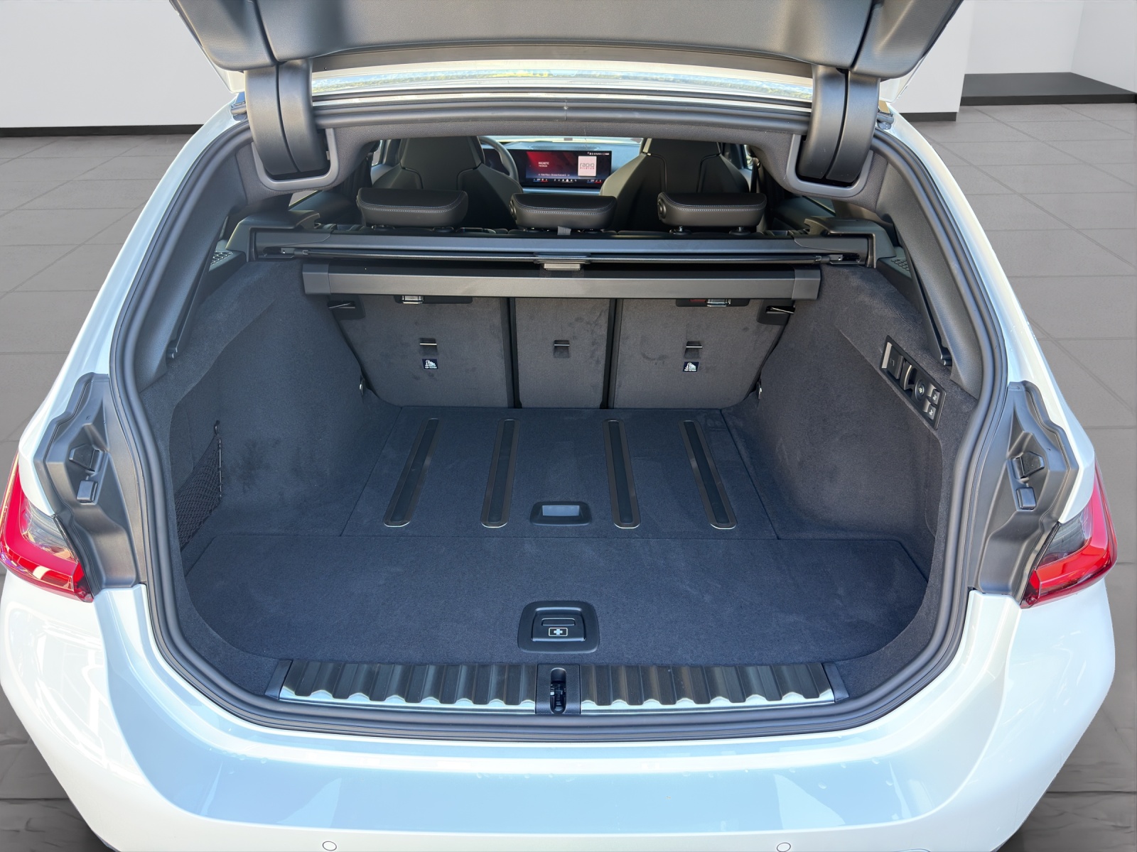 BMW M340i xDrive Touring-image-12