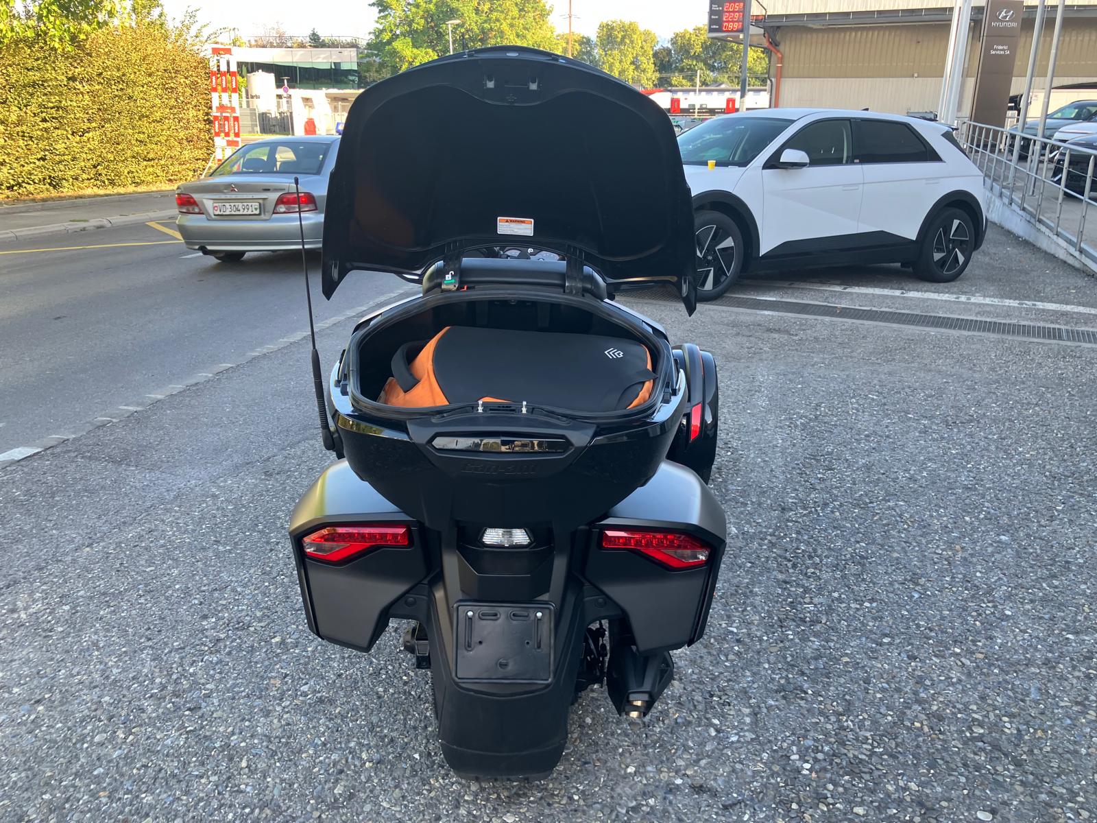 CAN-AM SPYDER-image-2