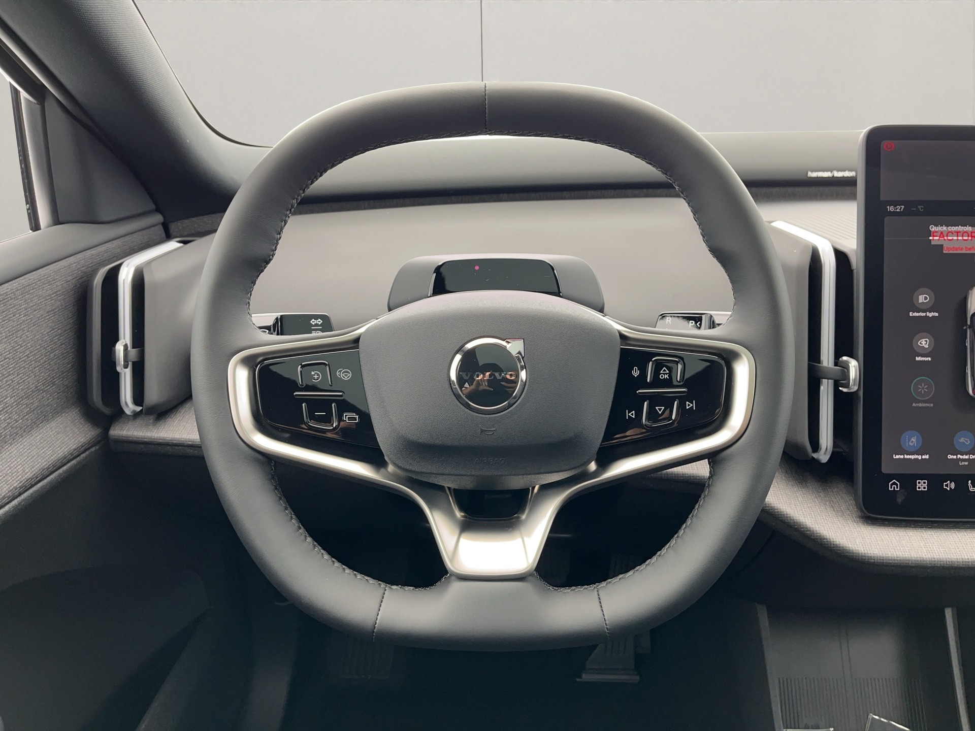 VOLVO EX30 P8 AWD-image-9