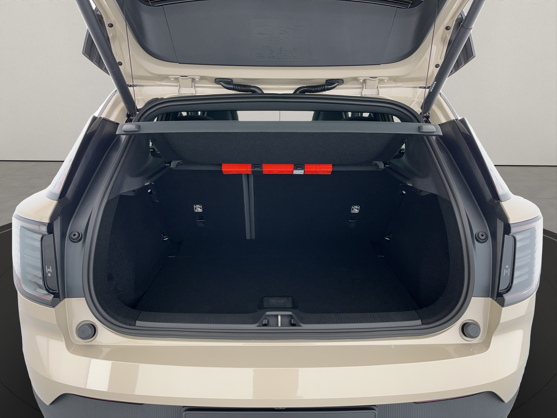 VOLVO EX30 P8 AWD-image-5