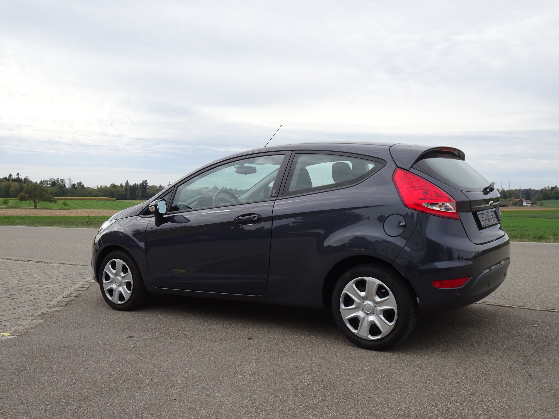 FORD Fiesta 1.4 16V Trend+ Automatic-image-1