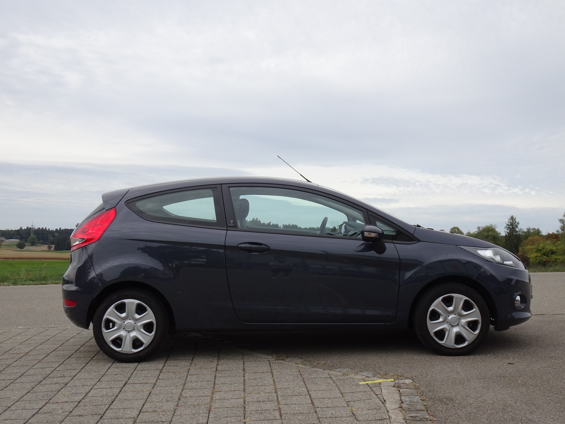 FORD Fiesta 1.4 16V Trend+ Automatic-image-3