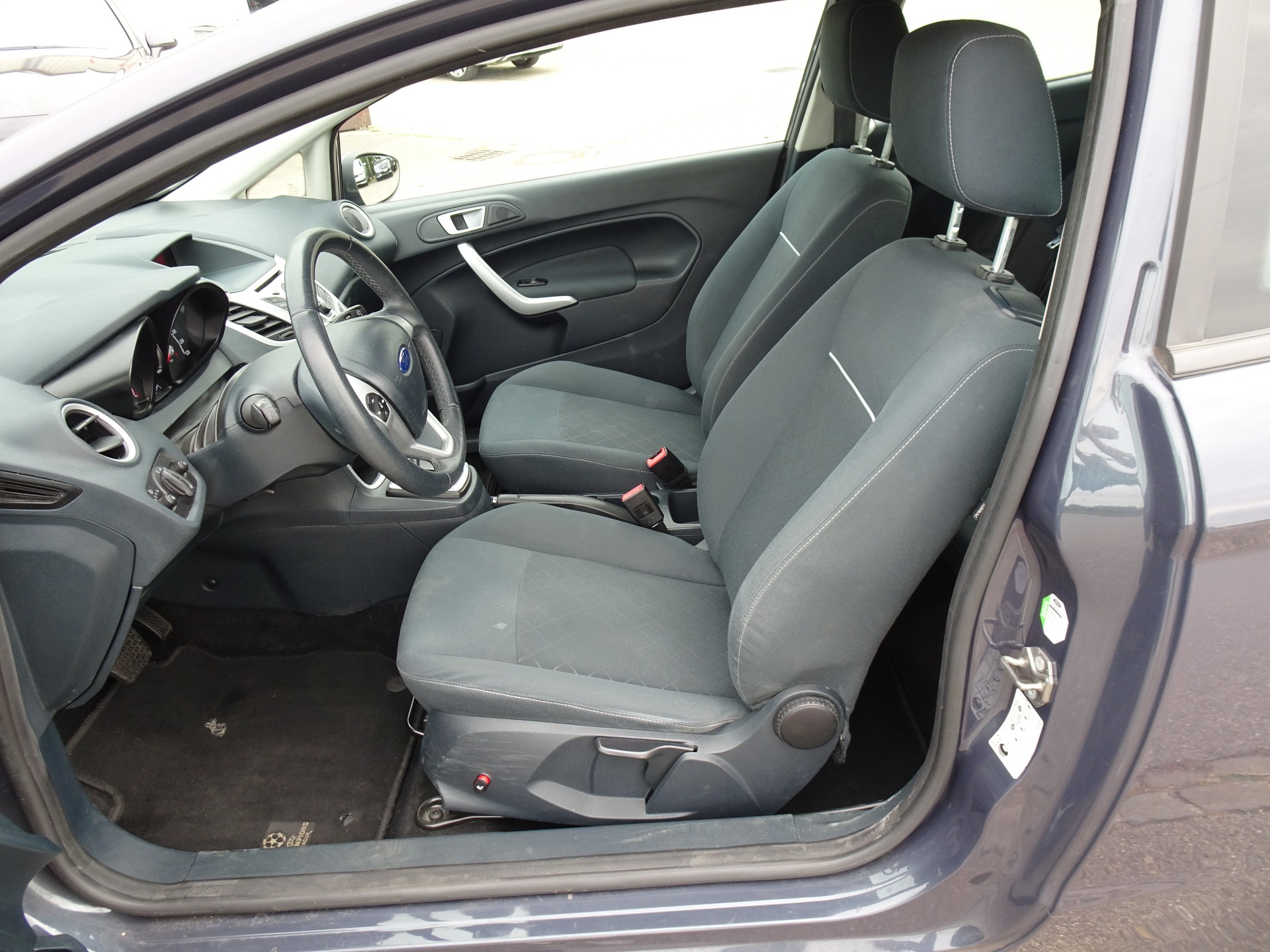 FORD Fiesta 1.4 16V Trend+ Automatic-image-8
