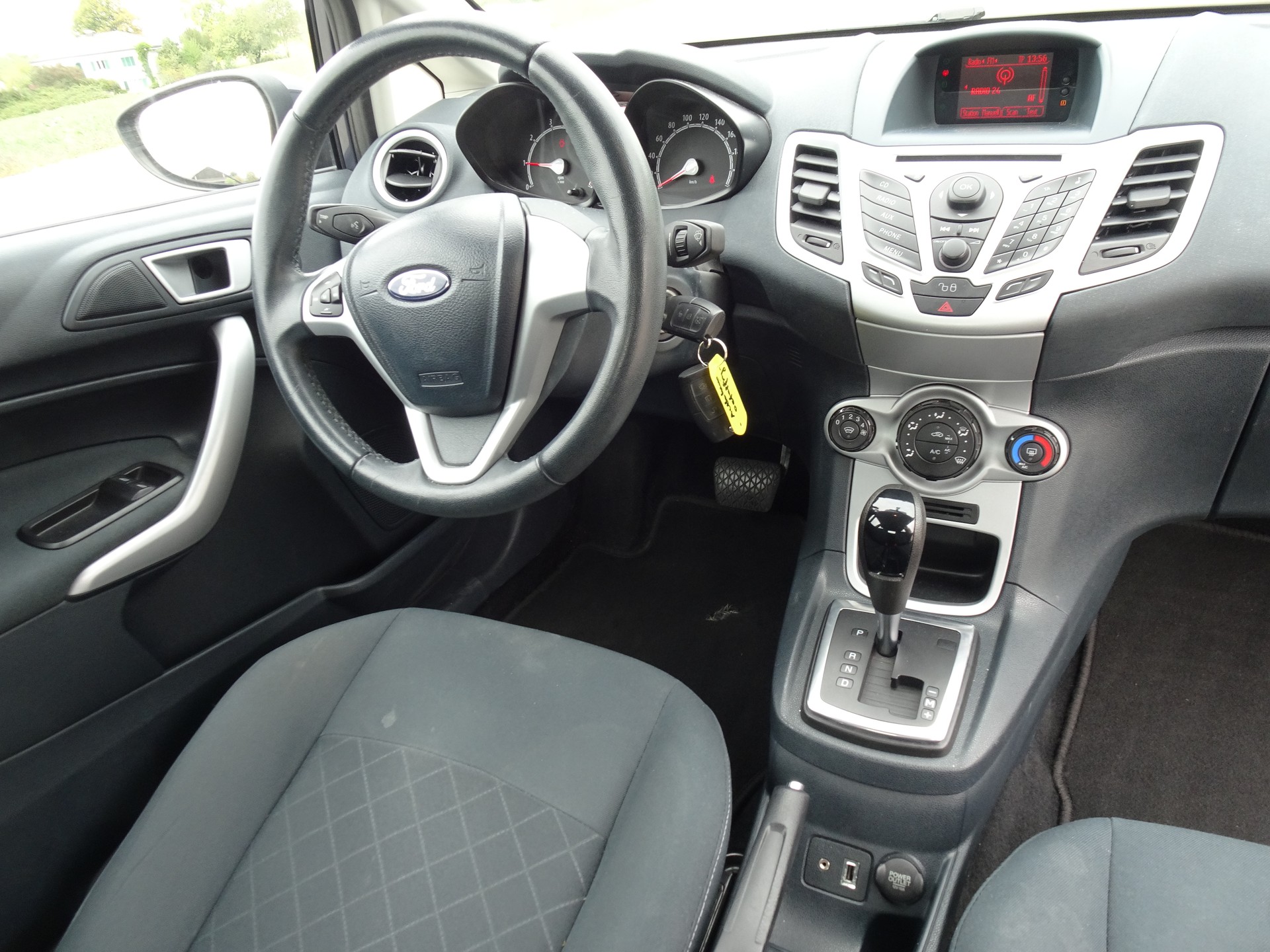 FORD Fiesta 1.4 16V Trend+ Automatic-image-7