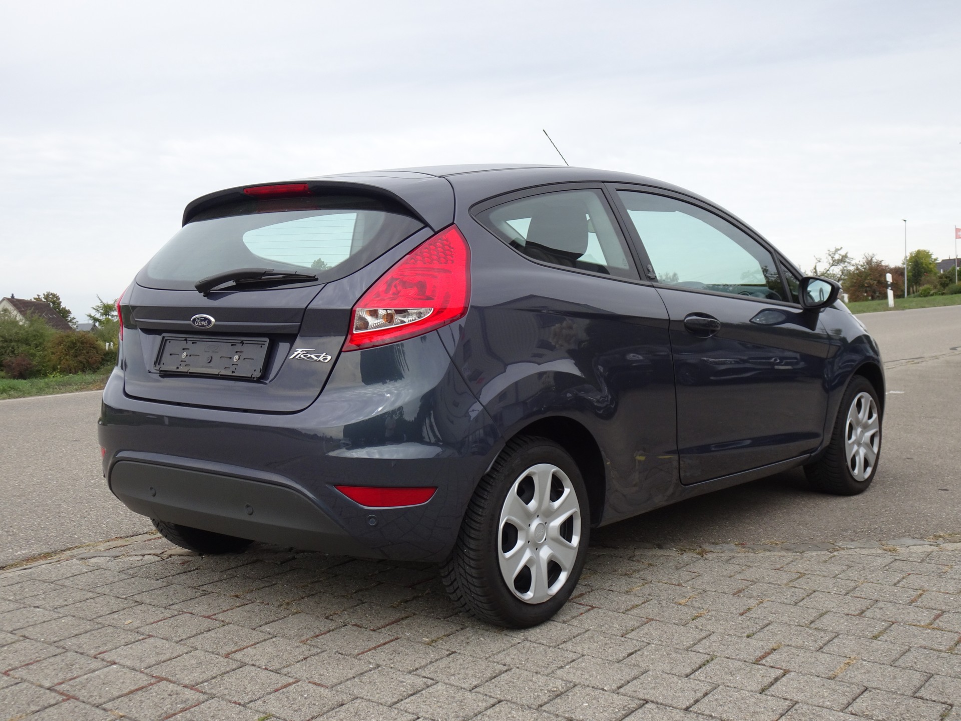 FORD Fiesta 1.4 16V Trend+ Automatic-image-2