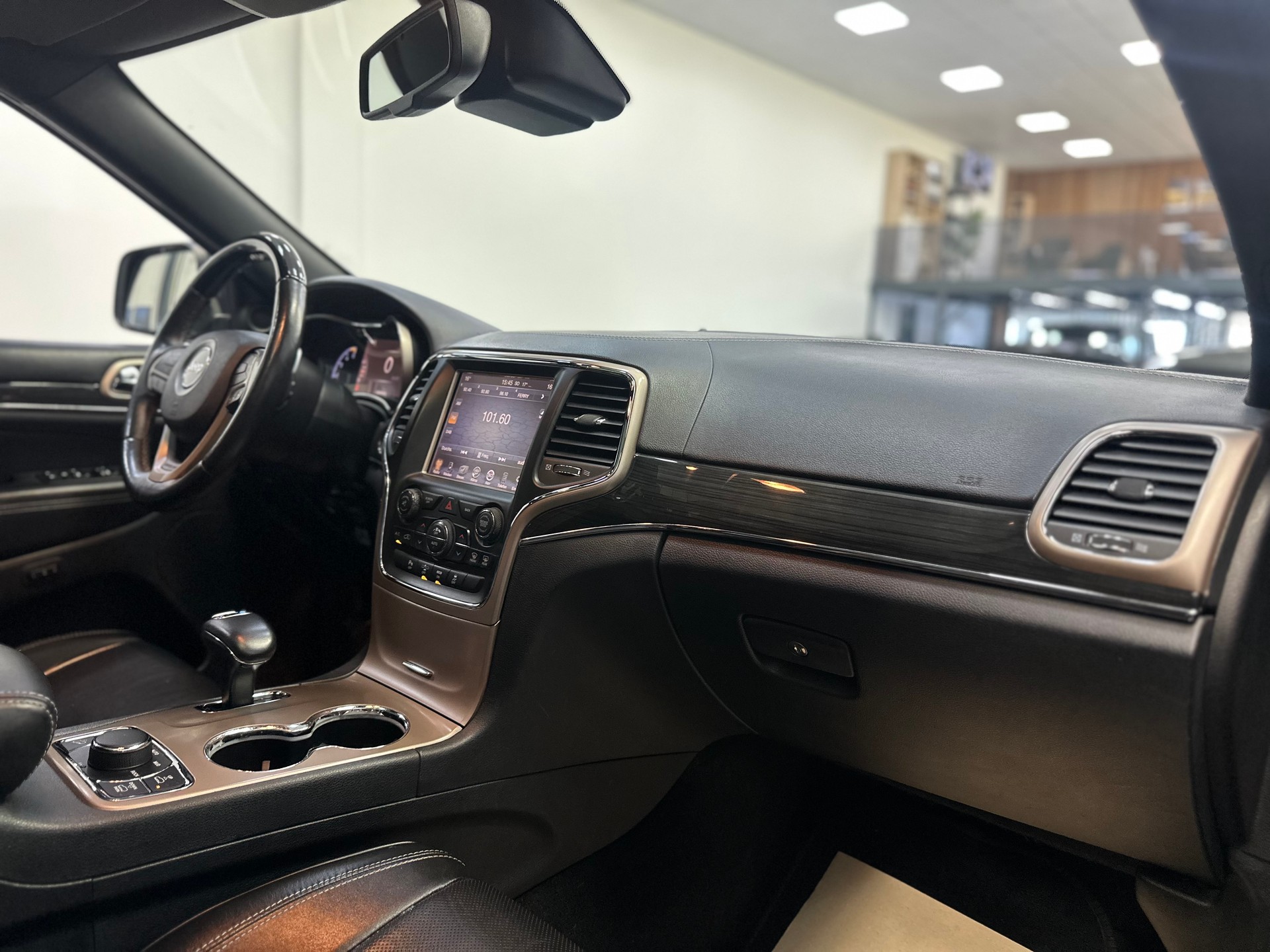 JEEP Grand Cherokee 3.0 CRD Overland Automatic-image-8