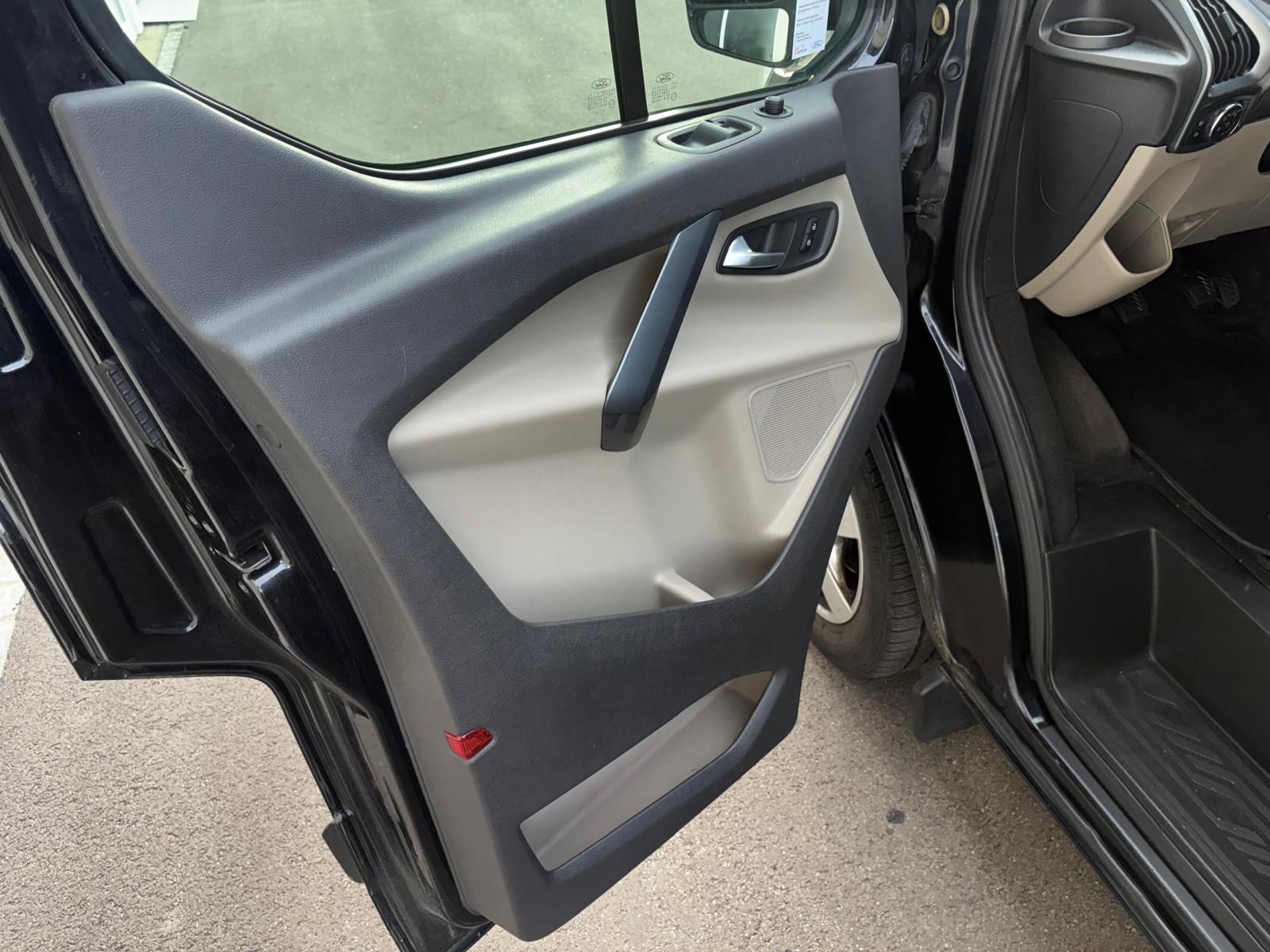 FORD Tourneo Custom 300 L1H1 Limited AHK 2200 KG-image-4