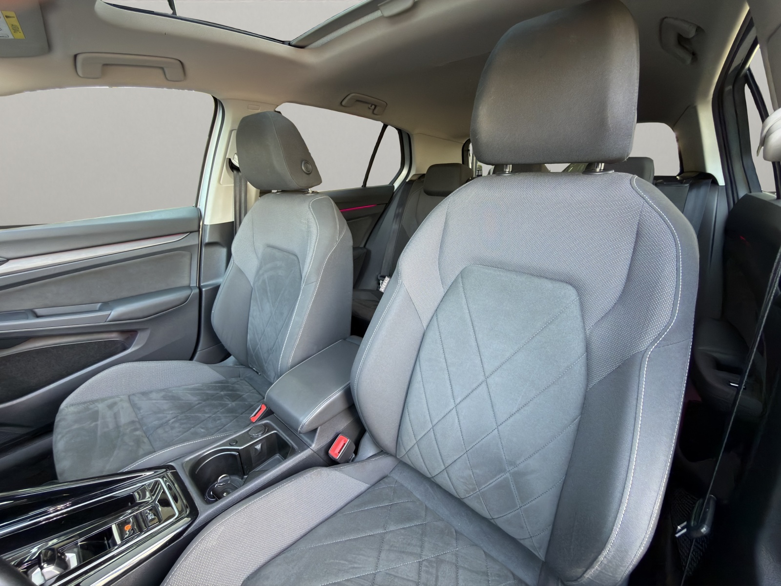 VW Golf VIII 2.0 TSI Style DSG 4motion-image-12