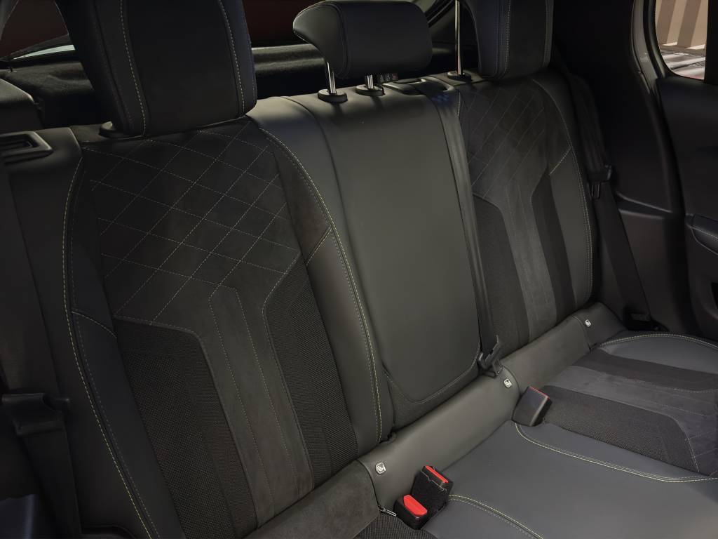 PEUGEOT 208 1.2 PureTech GT Pack-image-7