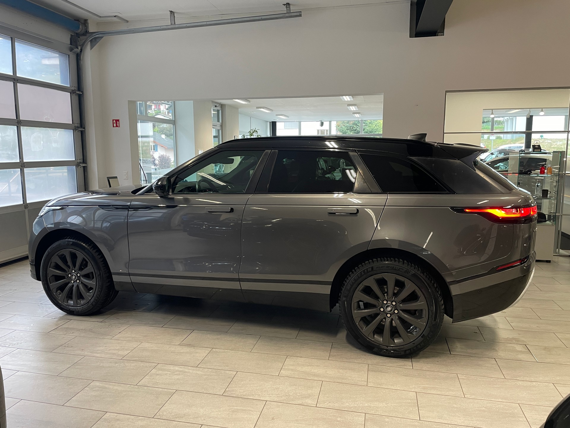 LAND ROVER Range Rover Velar R-Dynamic P 250 SE Automatic-image-3