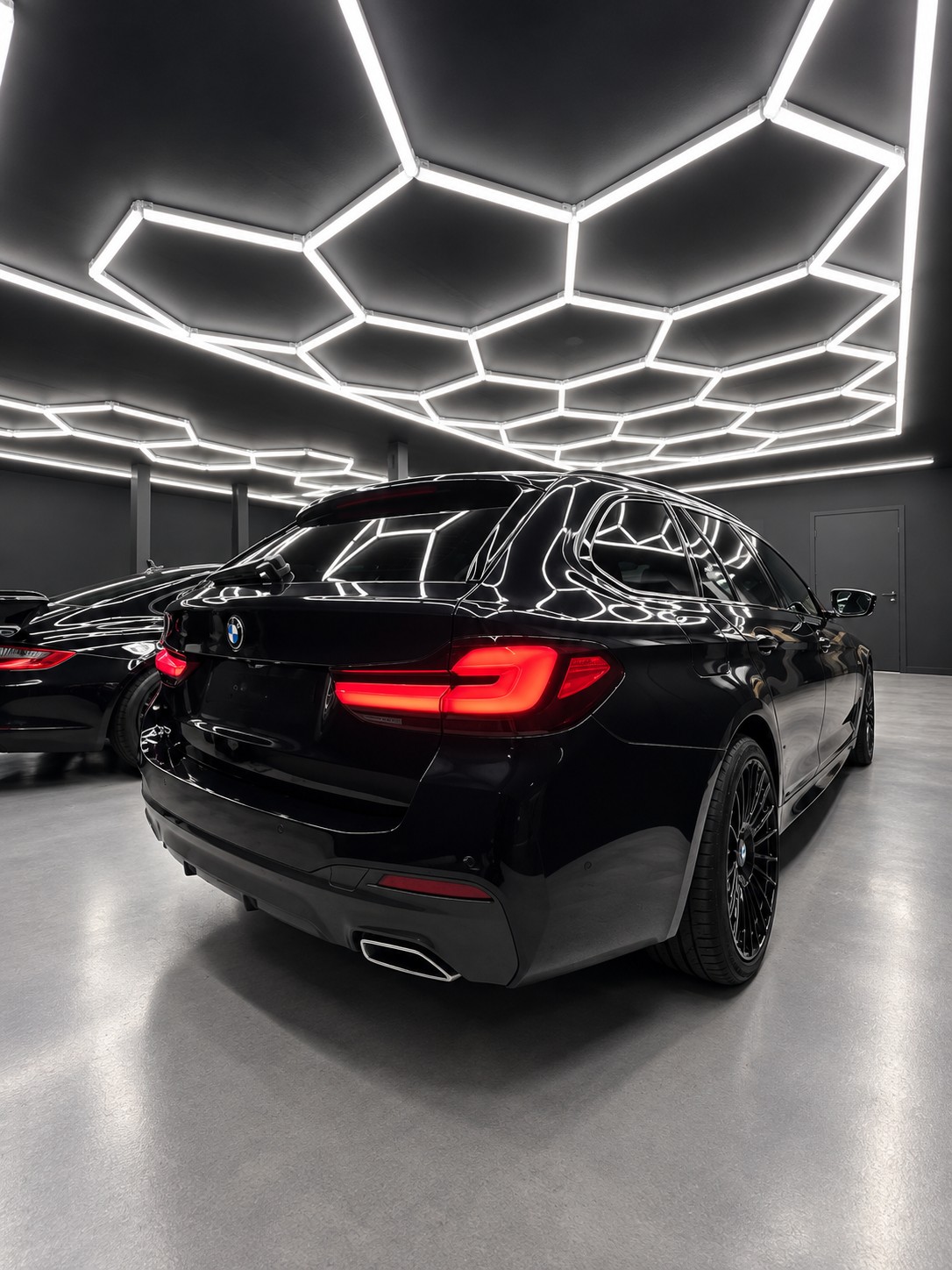 BMW 530e xDrive Touring M Sport Steptronic-image-3
