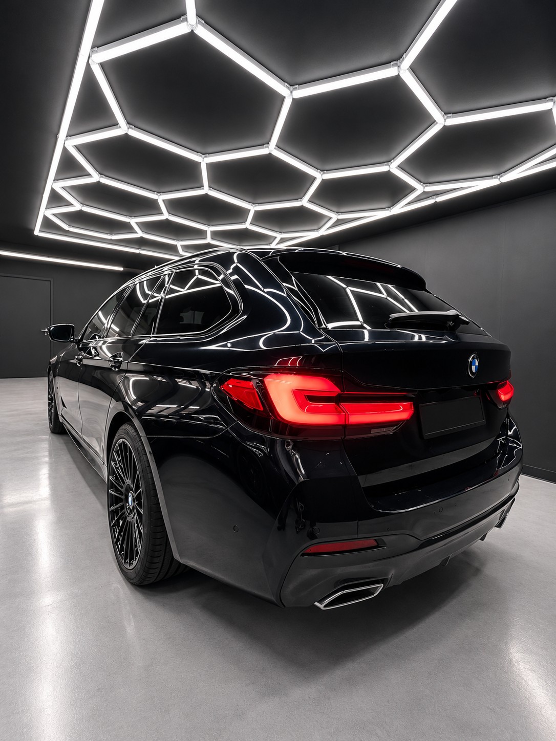 BMW 530e xDrive Touring M Sport Steptronic-image-5