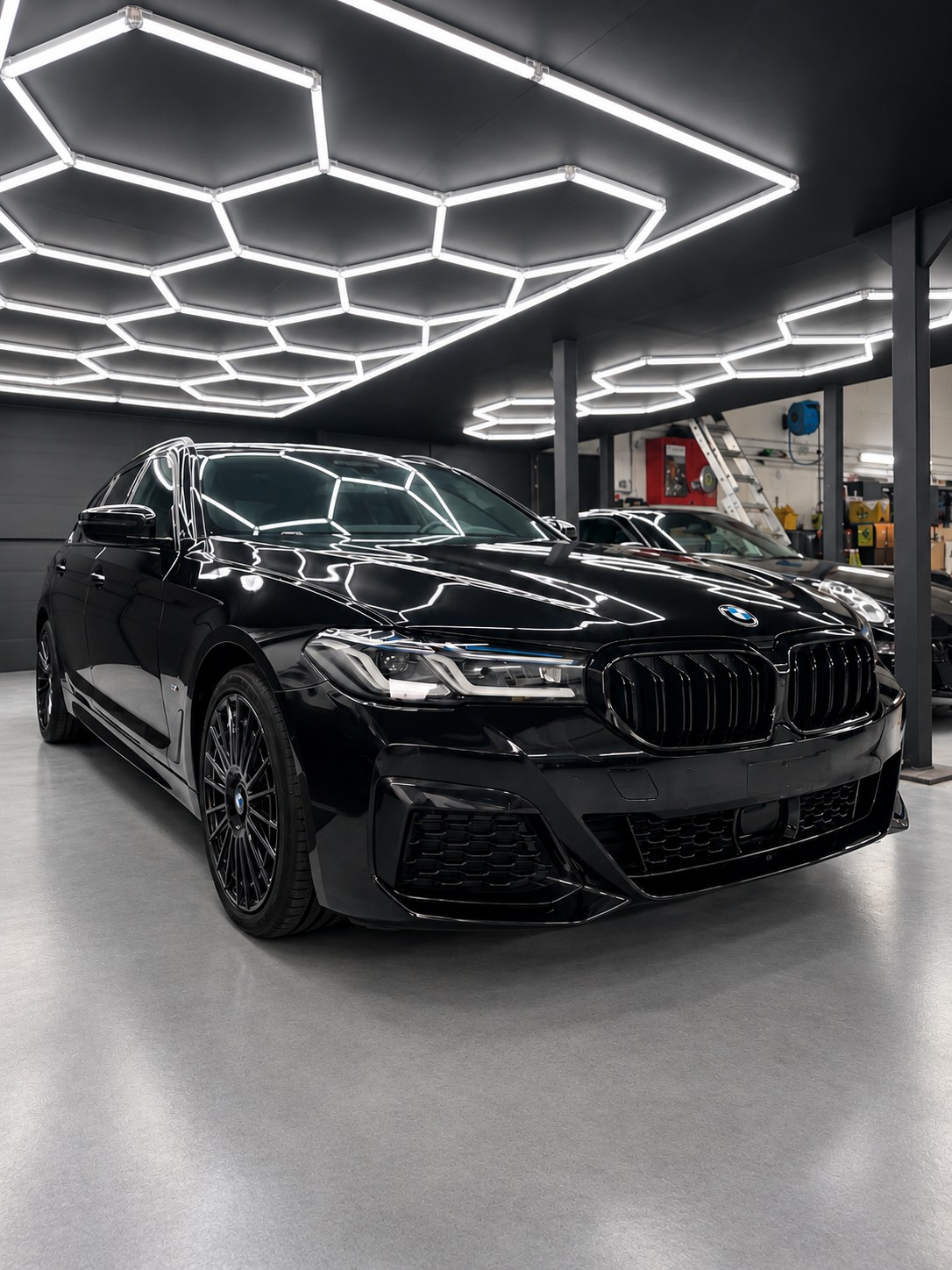 BMW 530e xDrive Touring M Sport Steptronic-image-2
