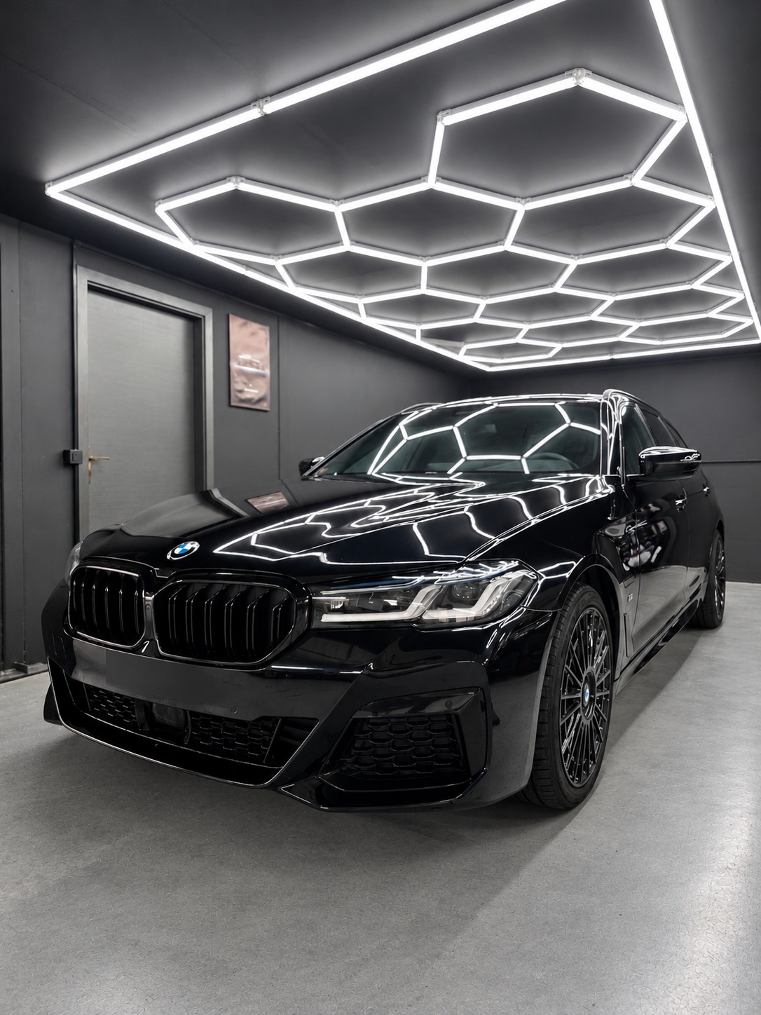 BMW 530e xDrive Touring M Sport Steptronic-image-0