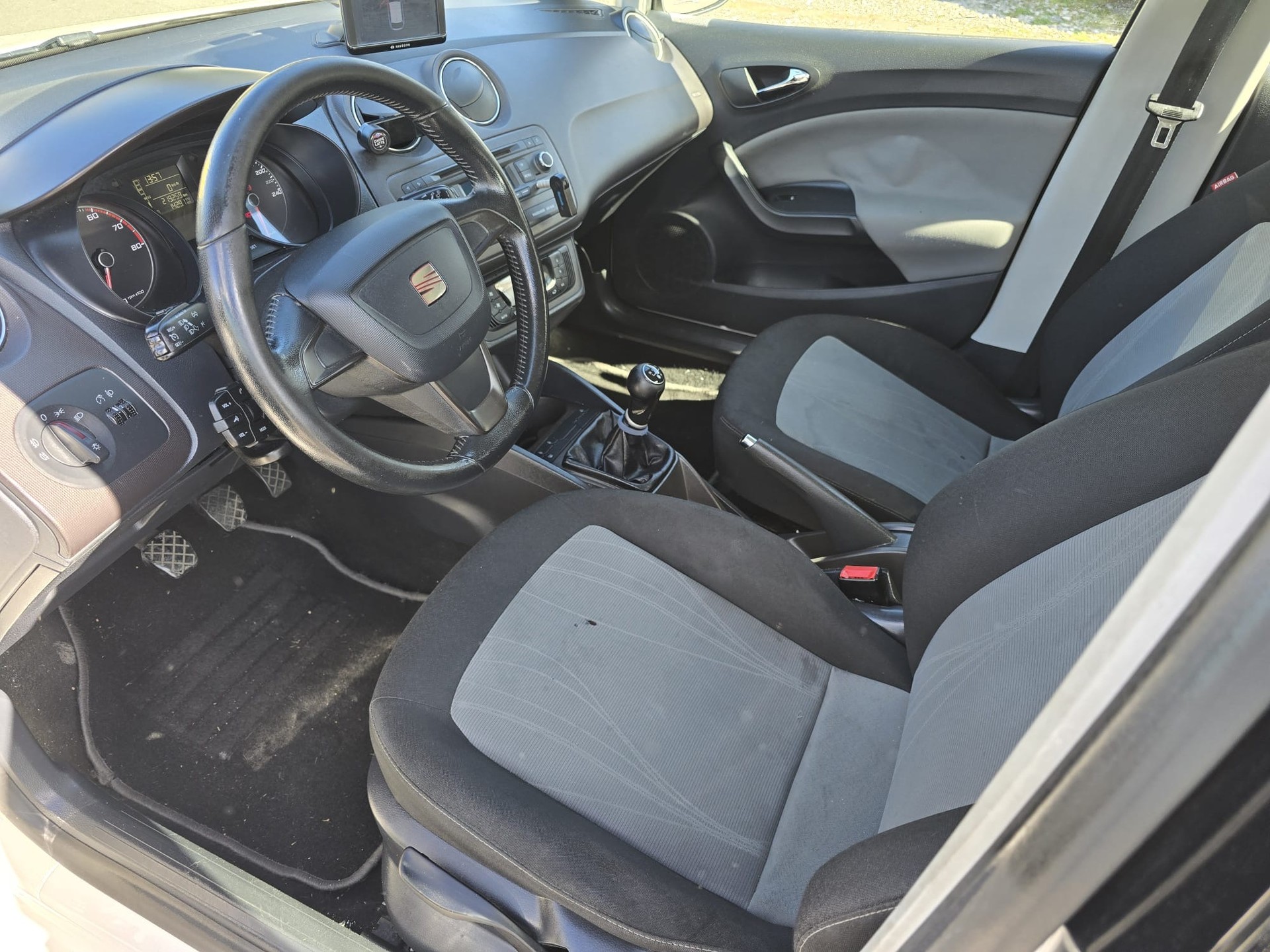SEAT Ibiza 1.2 TSI FR Viva Style-image-9