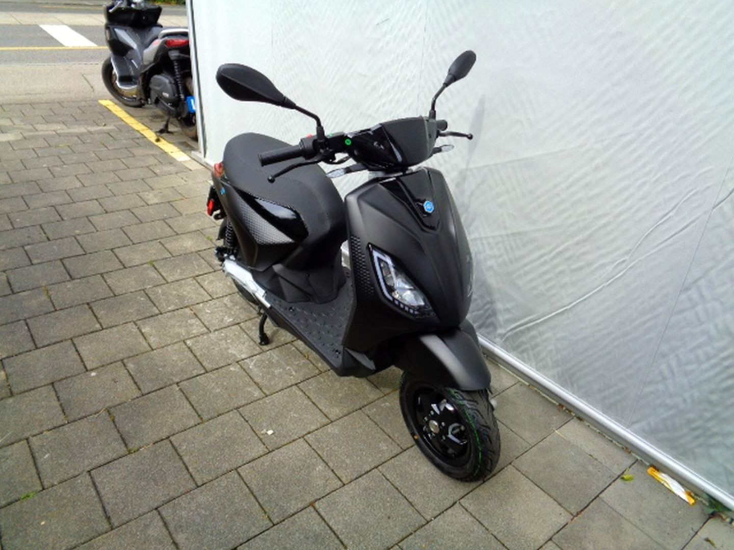 PIAGGIO P1-showroom-element-2