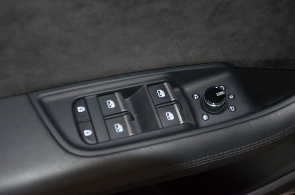 AUDI RSQ8 Quattro tiptronic-image-27