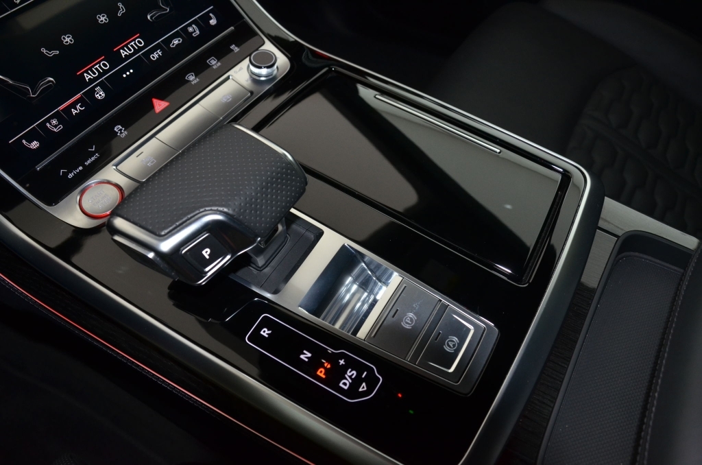 AUDI RSQ8 Quattro tiptronic-image-25