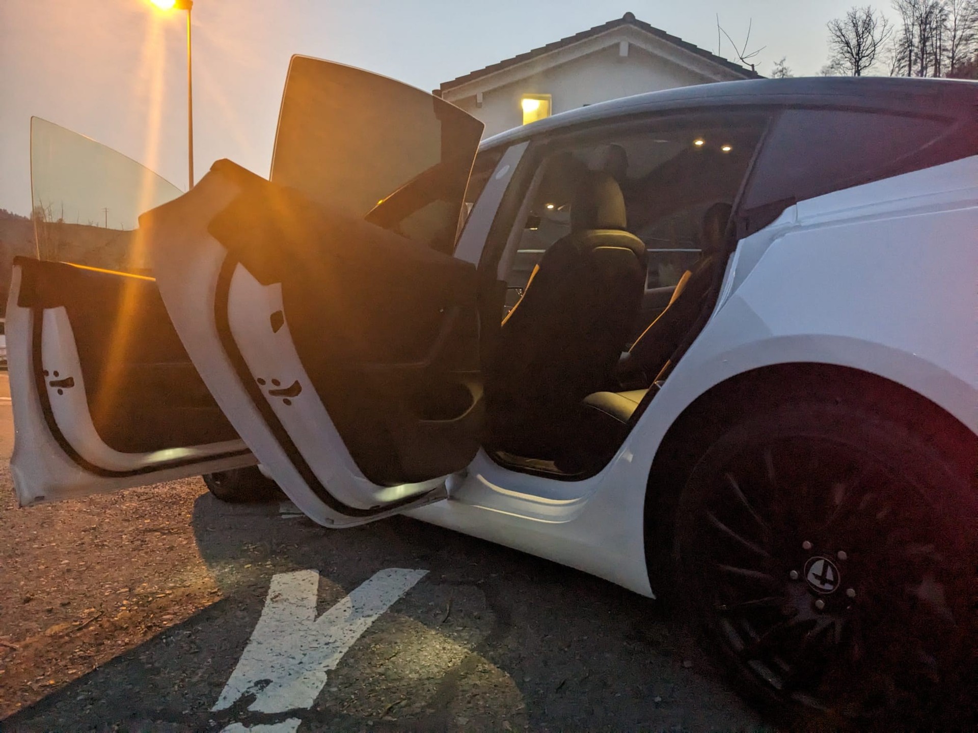 TESLA Model 3 Long Range Dual Motor AWD-image-3