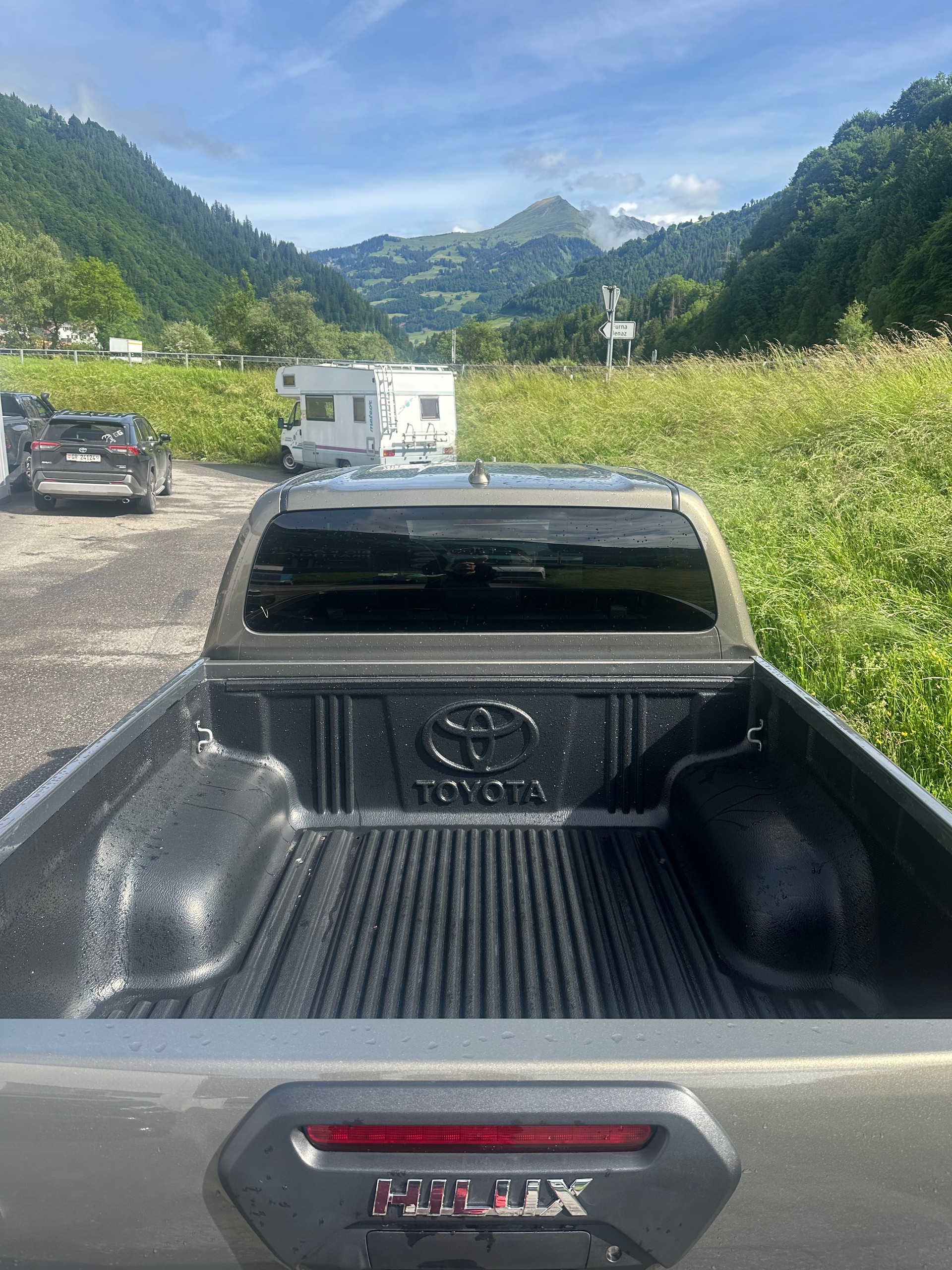 TOYOTA Hilux 2.8d MHEV Invincible Double Cab 4x4-image-3