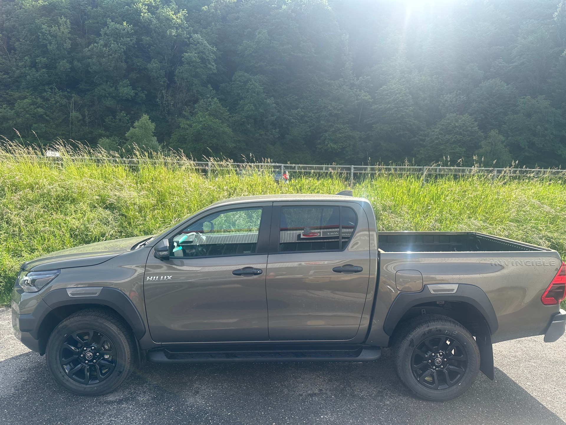 TOYOTA Hilux 2.8d MHEV Invincible Double Cab 4x4-image-1