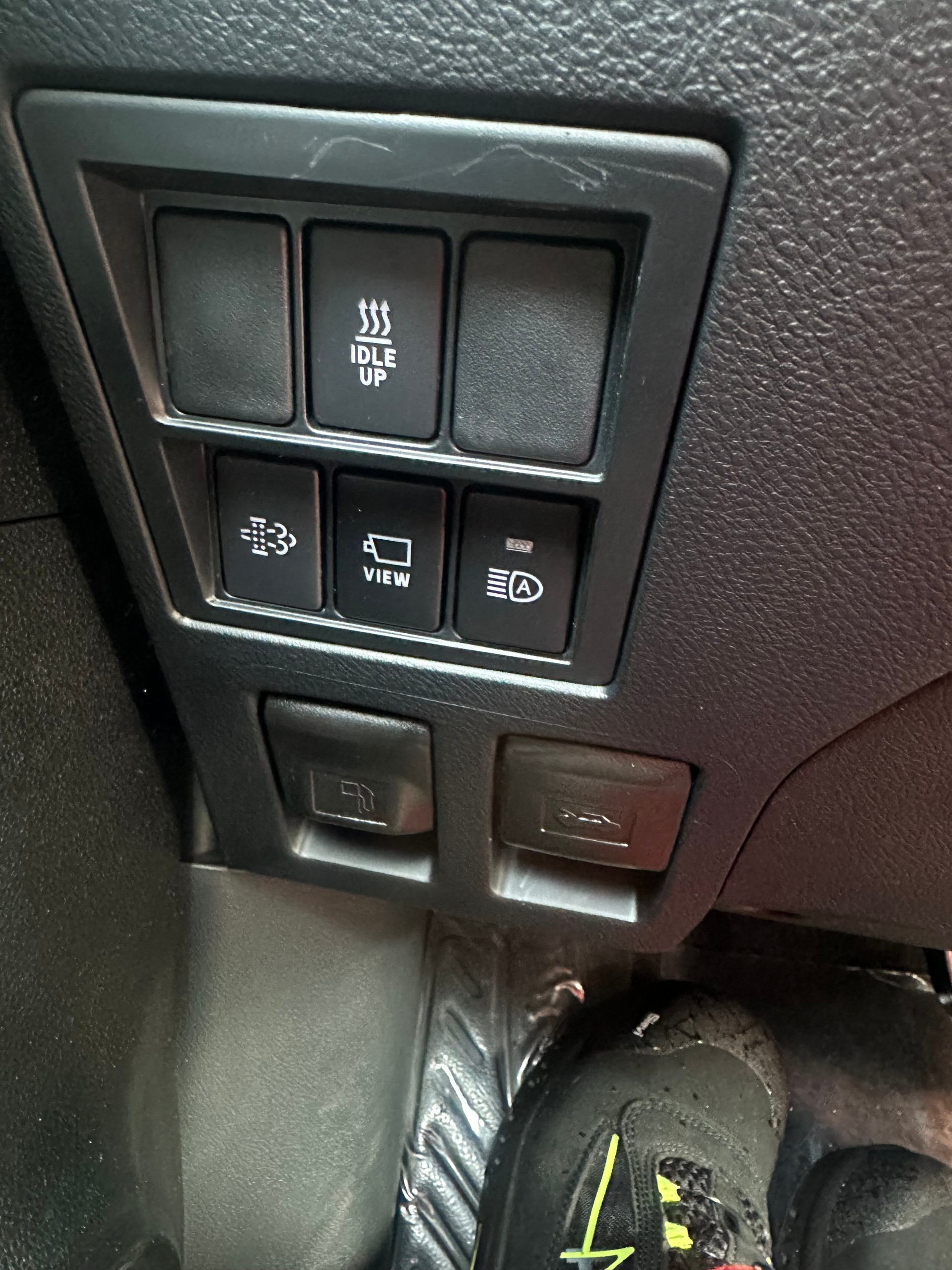 TOYOTA Hilux 2.8d MHEV Invincible Double Cab 4x4-image-9