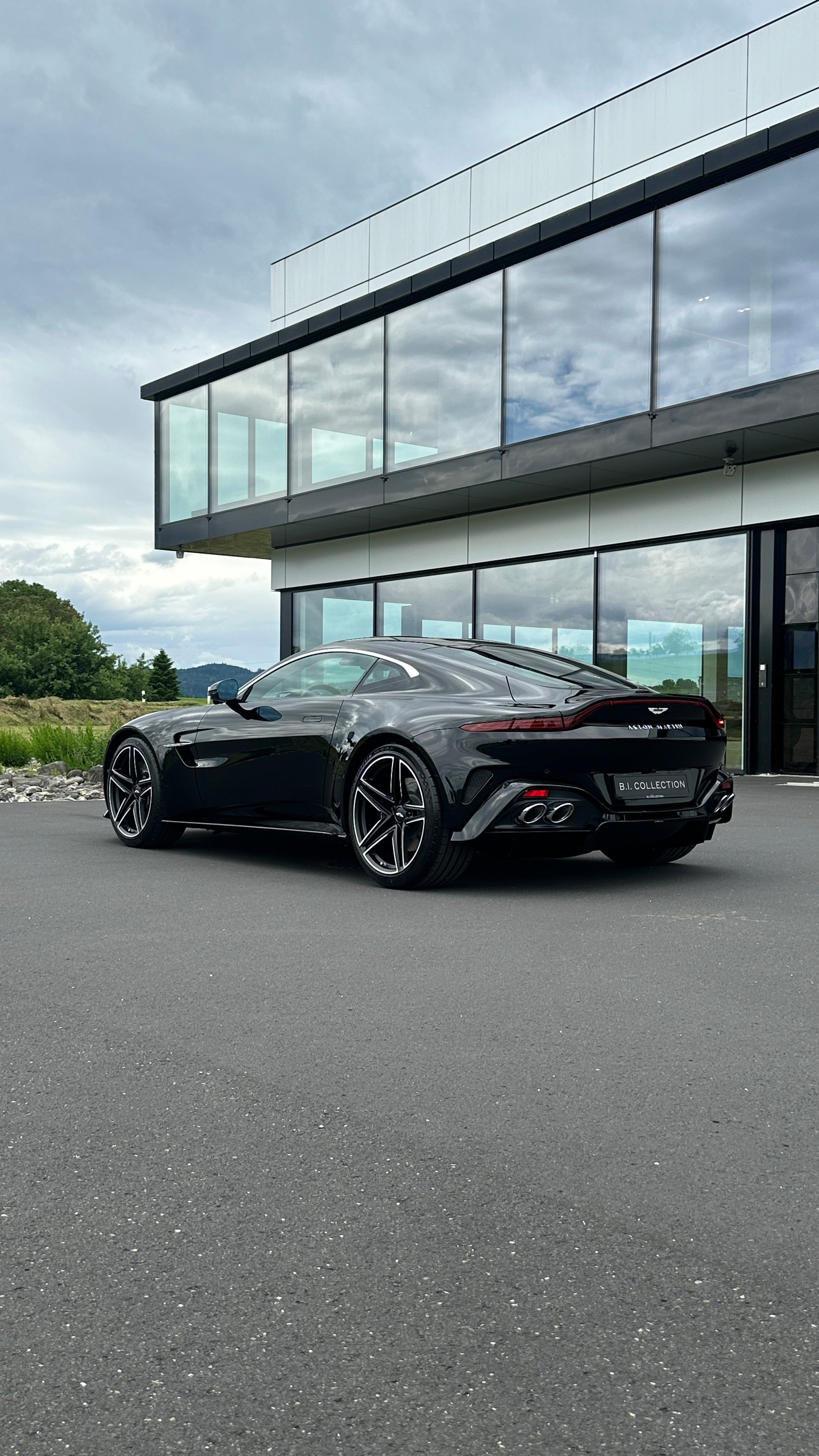 ASTON MARTIN 4.0 Coupé next generation-showroom-element-1