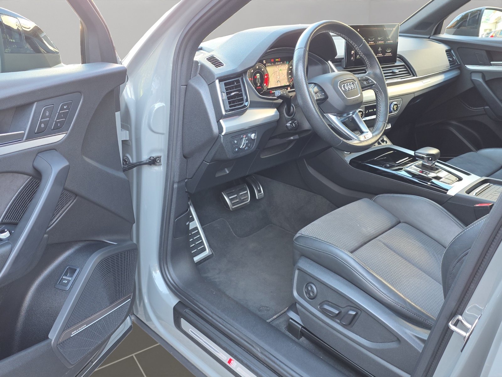 AUDI Q5 Sportback 40 TDI Blackedition quattro S-tronic-image-5