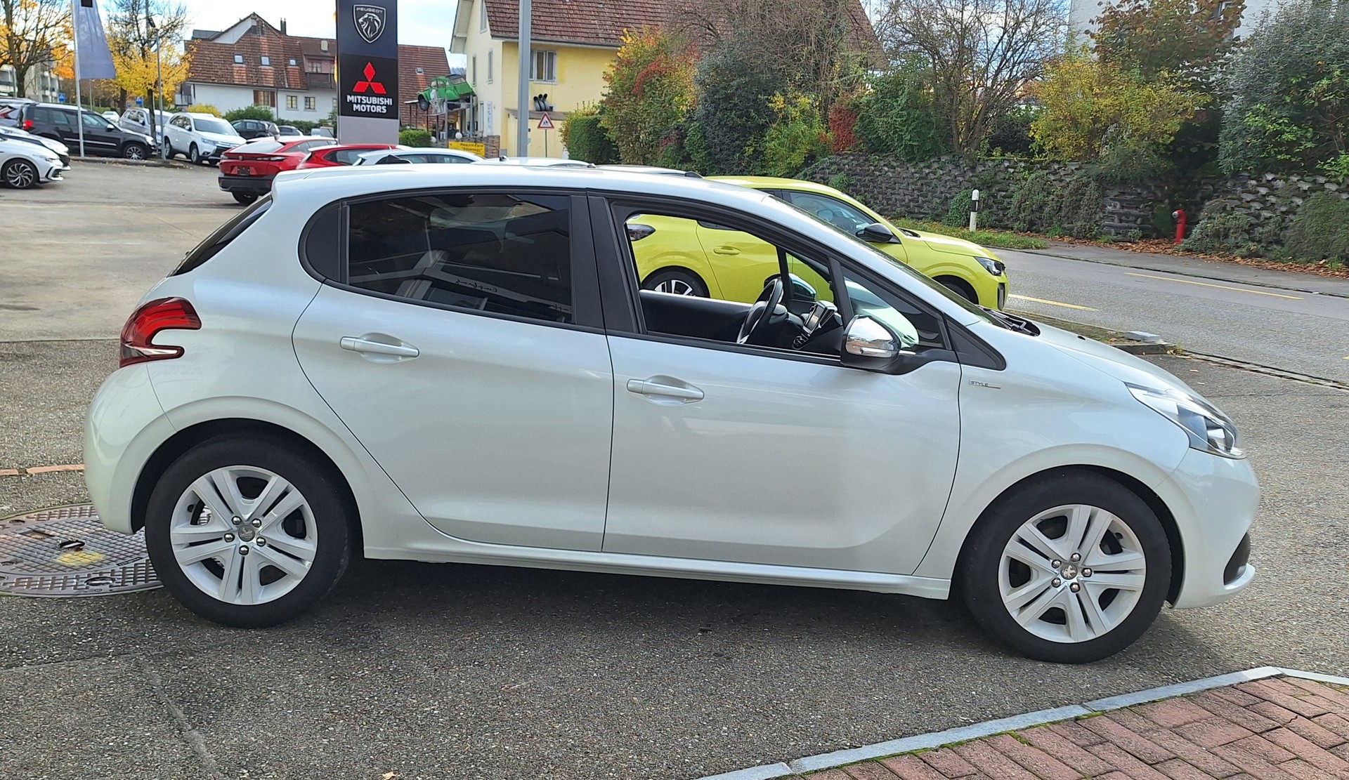 PEUGEOT 208 1.2 PureTech Style-image-1