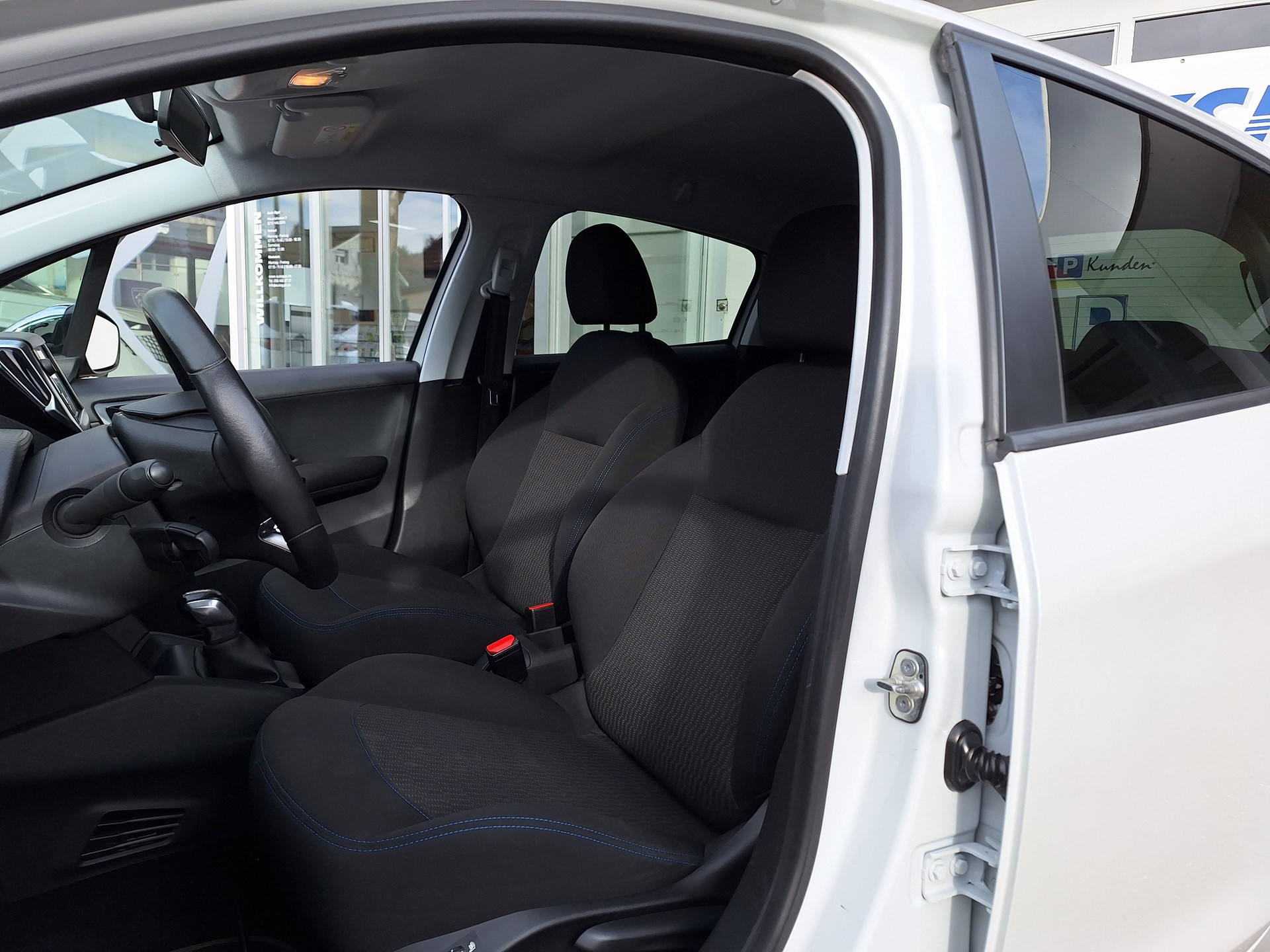 PEUGEOT 208 1.2 PureTech Style-image-14