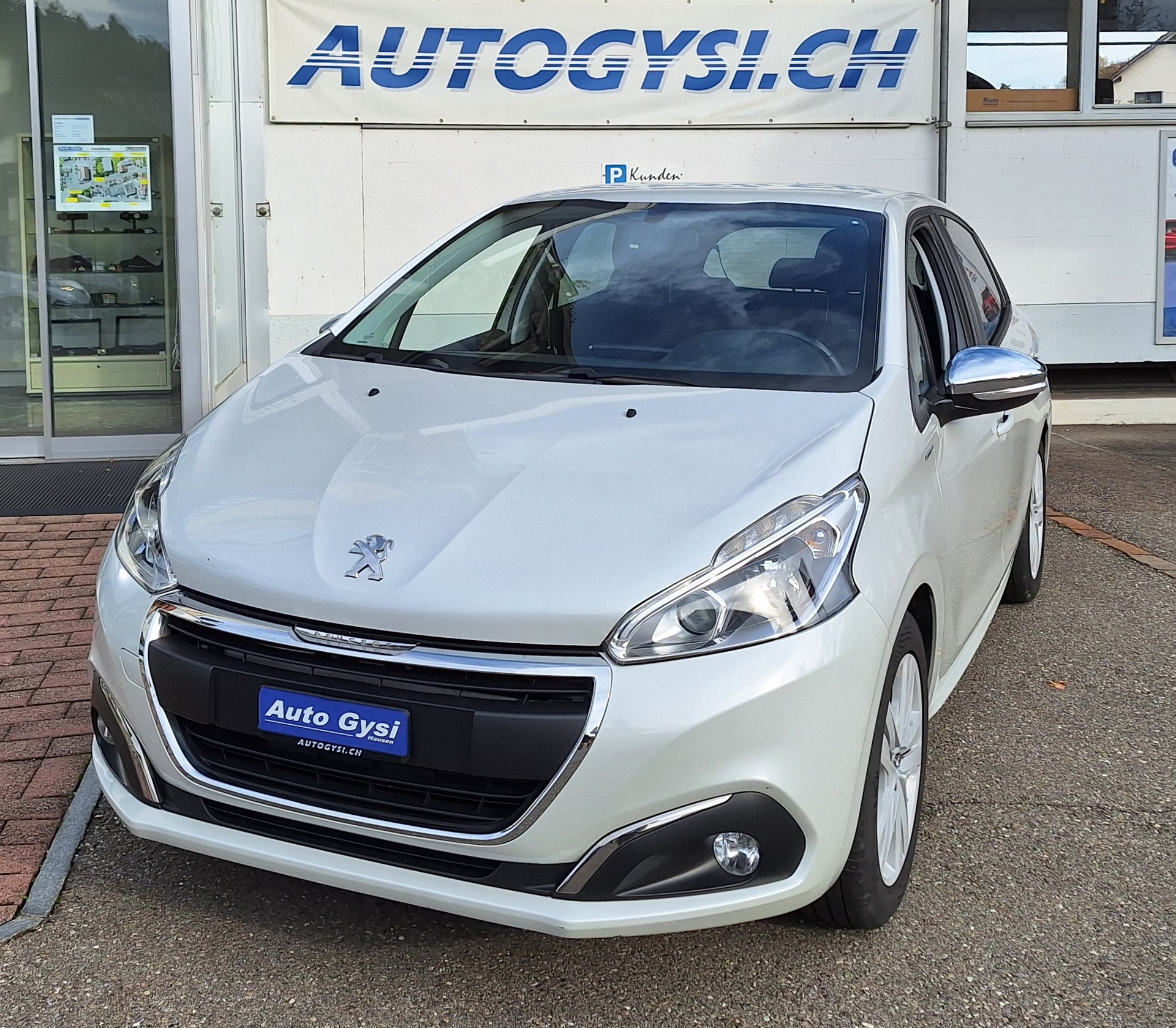 PEUGEOT 208 1.2 PureTech Style-image-4