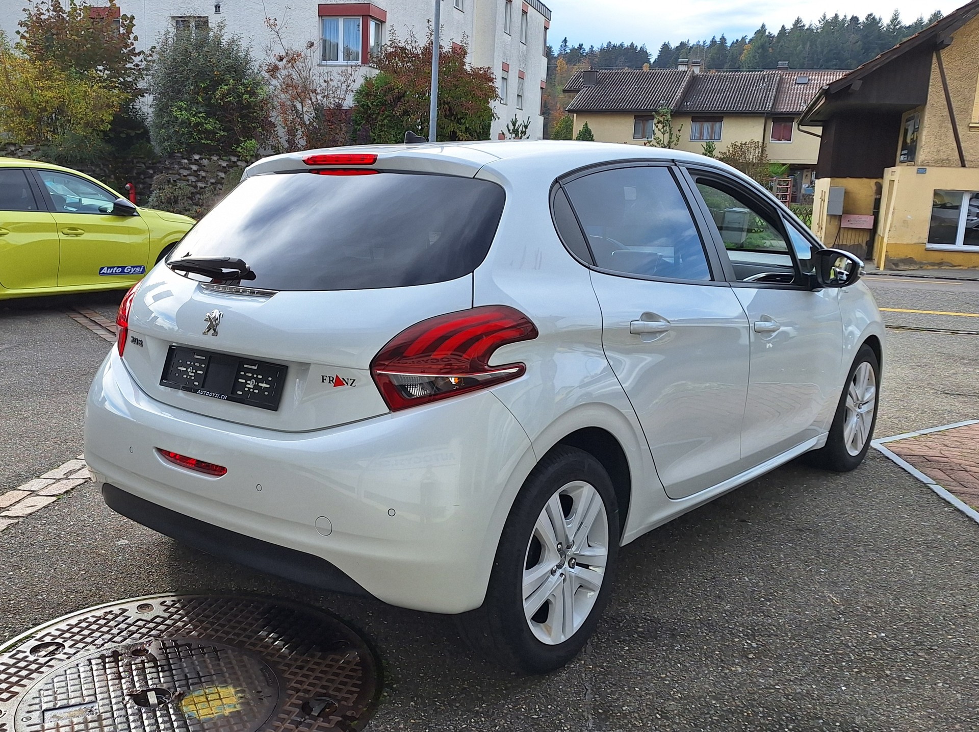 PEUGEOT 208 1.2 PureTech Style-image-3