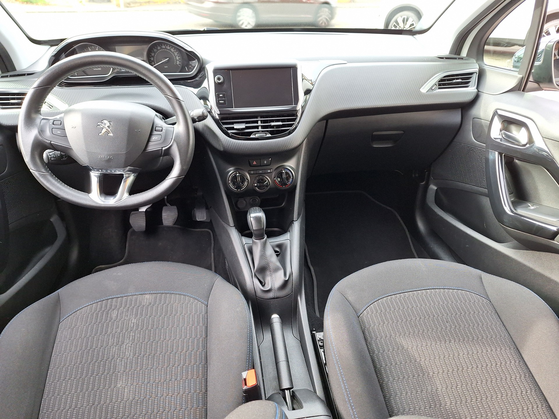 PEUGEOT 208 1.2 PureTech Style-image-6