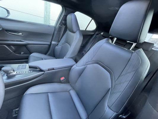 LEXUS UX 300h E-Four F Line-image-6