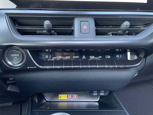 LEXUS UX 300h E-Four F Line-image-13
