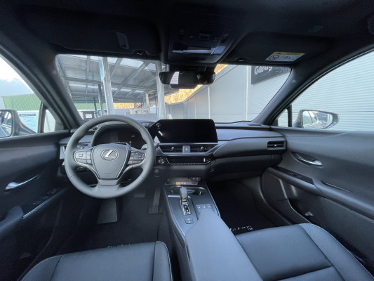 LEXUS UX 300h E-Four F Line-image-5