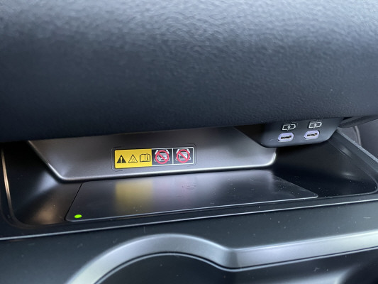 LEXUS UX 300h E-Four F Line-image-12