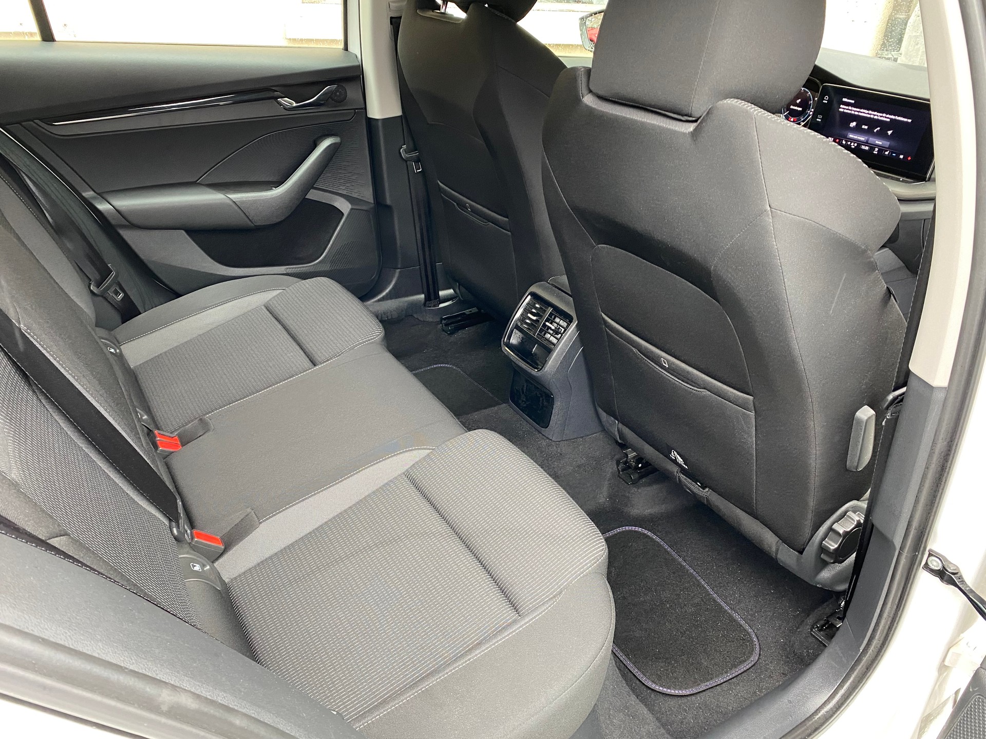 SKODA Octavia Combi 2.0 TDI DSG Ambition 4x4-image-6