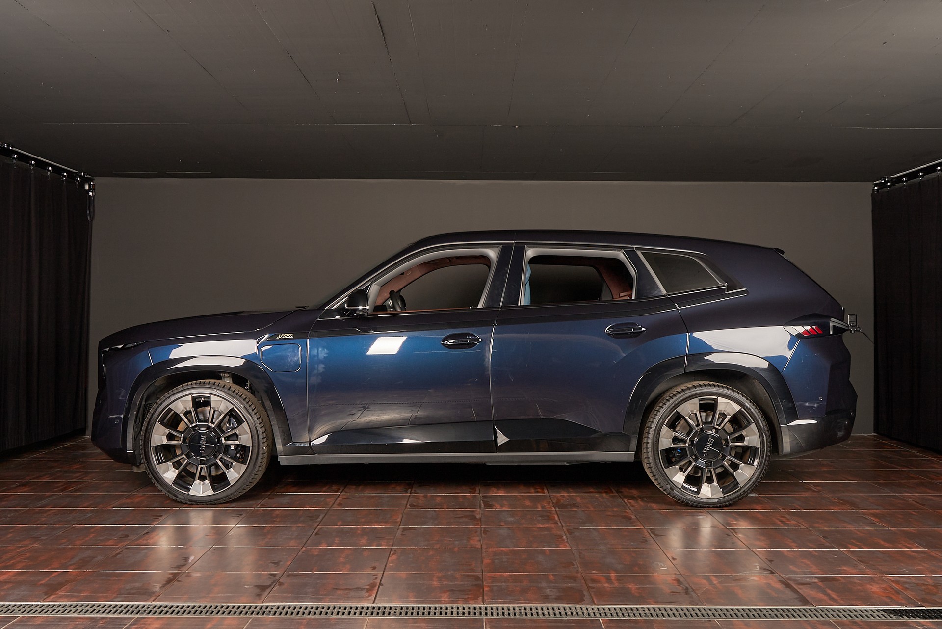 BMW XM xDrive PHEV Steptronic-image-8