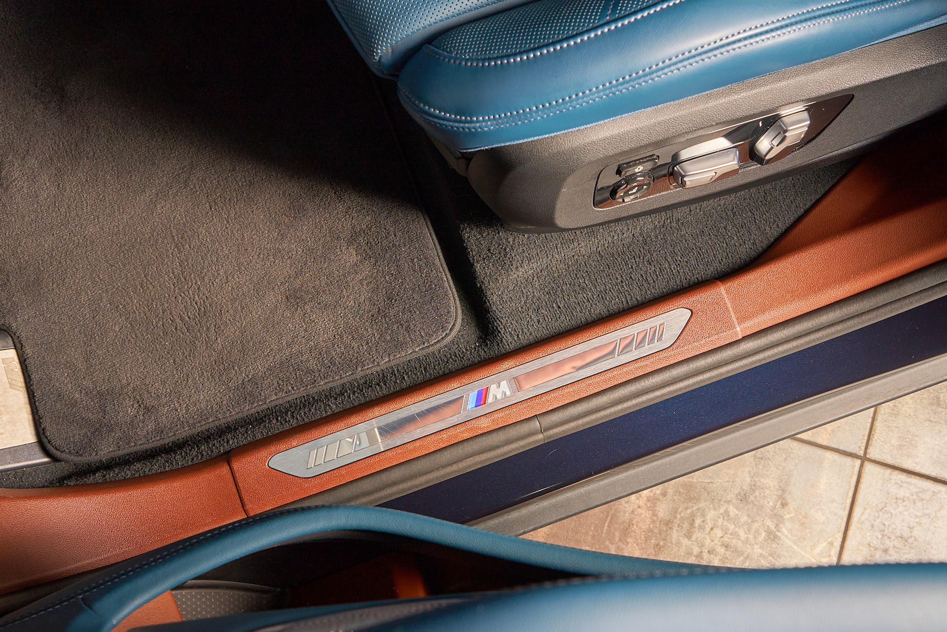 BMW XM xDrive PHEV Steptronic-image-3
