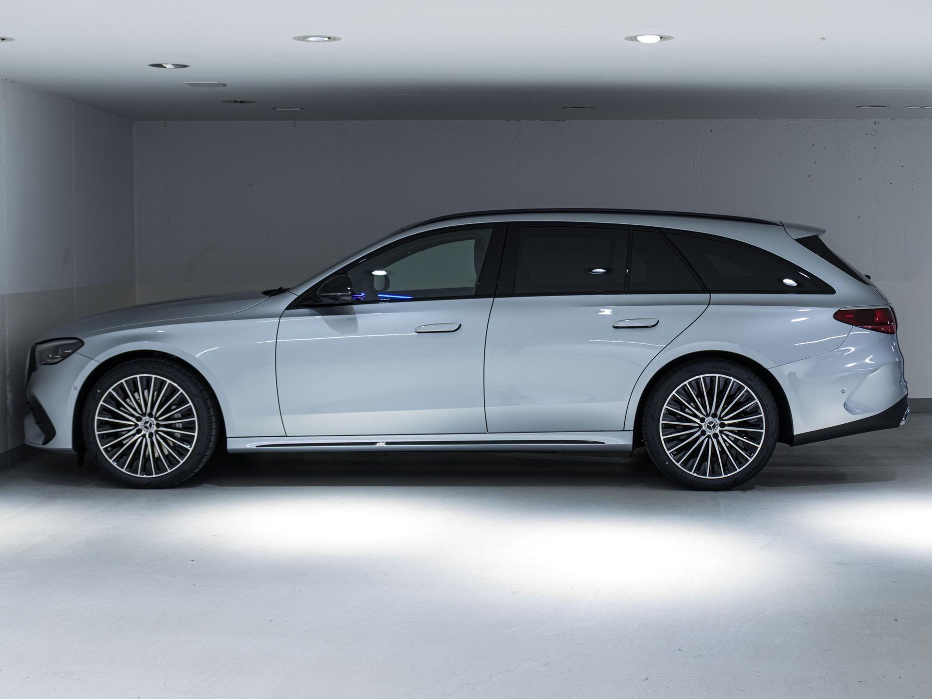 MERCEDES-BENZ E 220 d 4MATIC T-Modell-image-4
