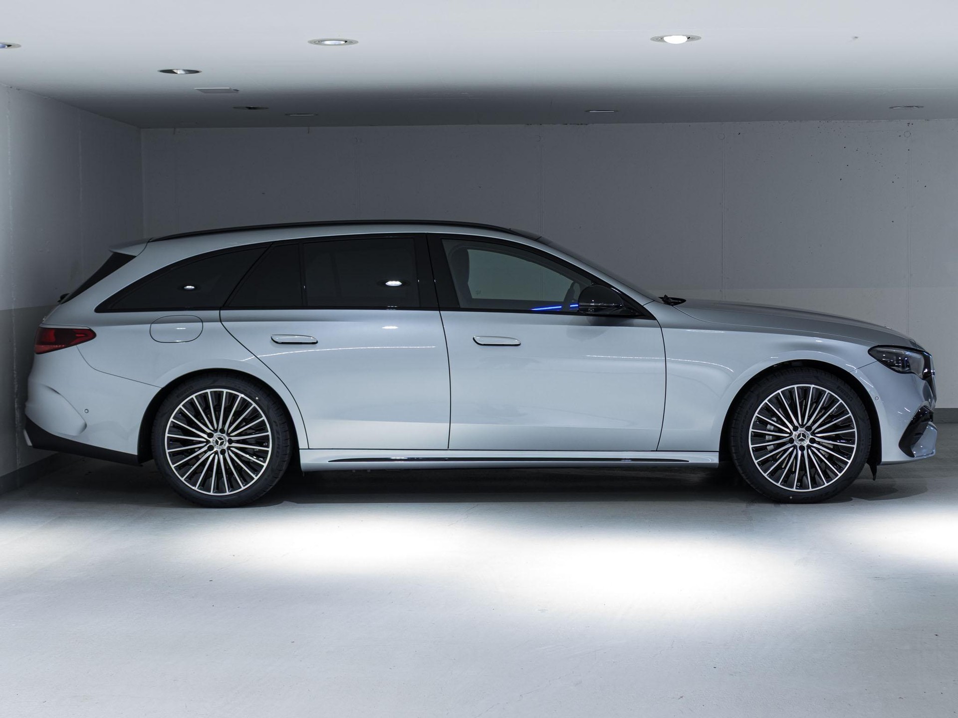 MERCEDES-BENZ E 220 d 4MATIC T-Modell-image-1