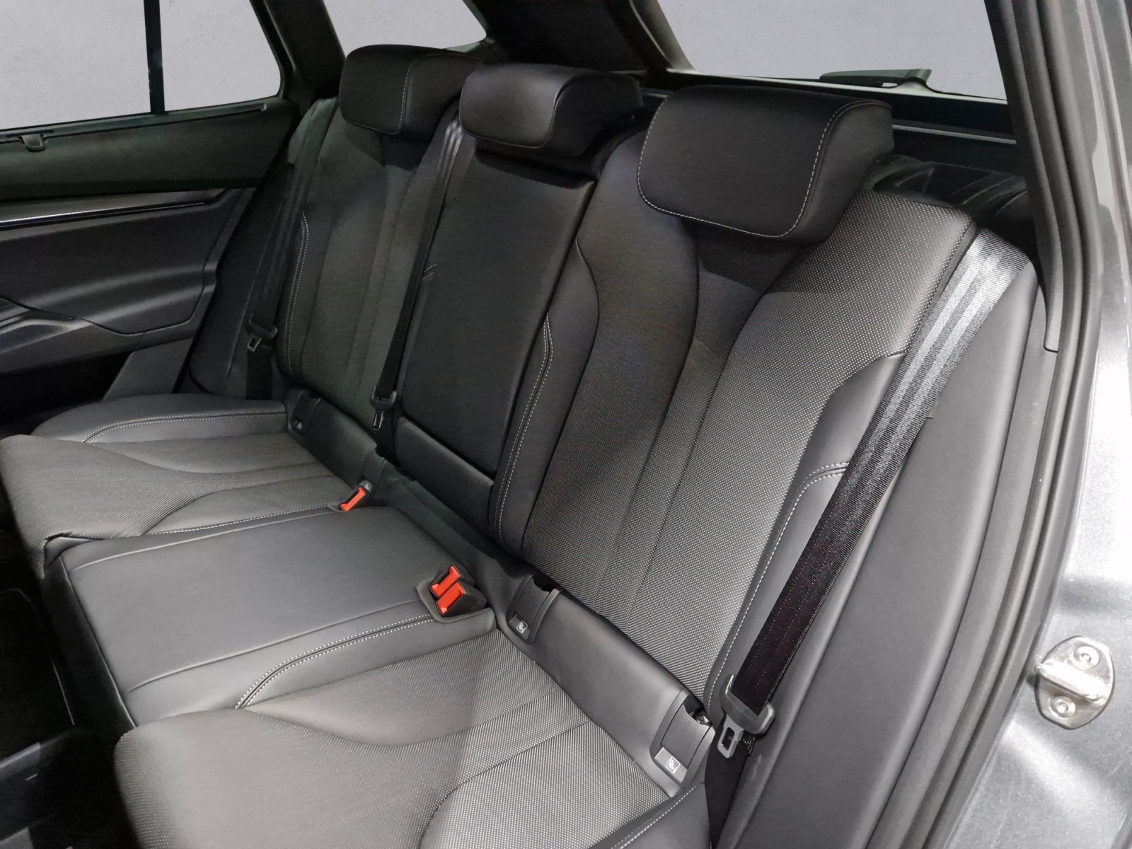 SKODA Enyaq 85x 4x4 RS-image-11